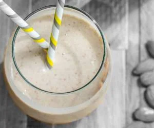 اسموتی موز و بادام