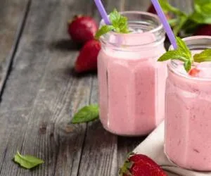 میلک شیک توت فرنگی