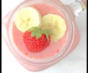 اسموتی موز و توت فرنگی