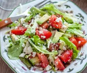 سالاد گشنیز با سس بلوچیز