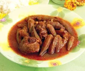 خورش مرغ با باميه