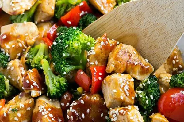 تهیه ی خوراک مرغ