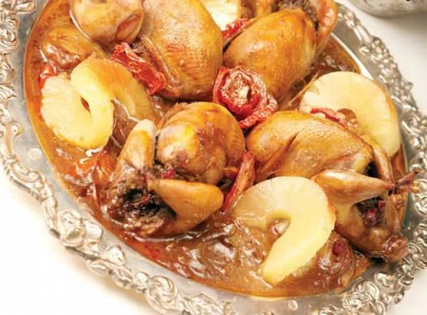 بلدرچین با سس انار و زرد آلو 