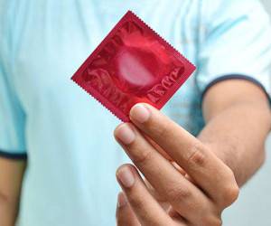 خرید کاندوم و تاثیر آن بر سلامت جنسی و جلوگیری از بیماری مقاربتی