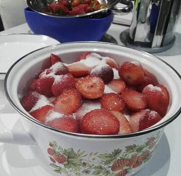 مربا توت فرنگی خانگی خوش طعم طرز تهیه مربای توت فرنگی