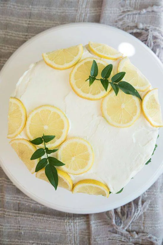 کیک با تزیین ساده