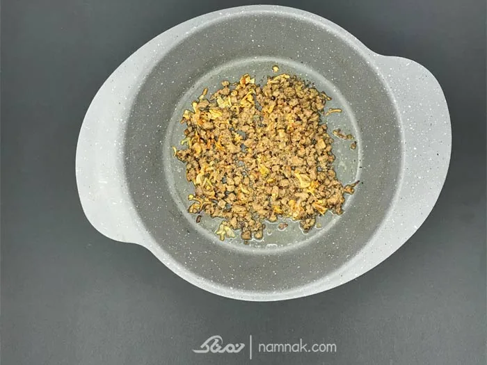 پیاز و چرخکرده ماکارونی