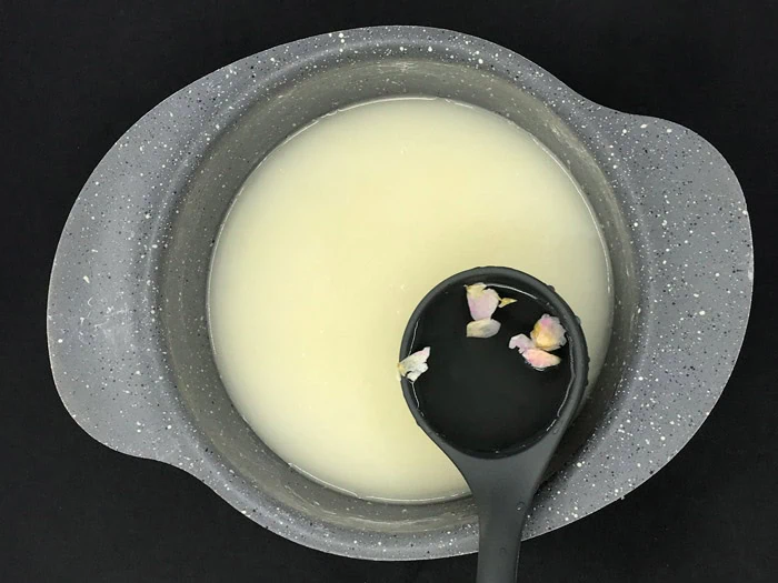 اضافه کردن گلاب به باسلوق گلاب