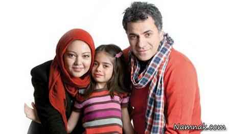 عباس صالحی در کنار همسر و دخترش
