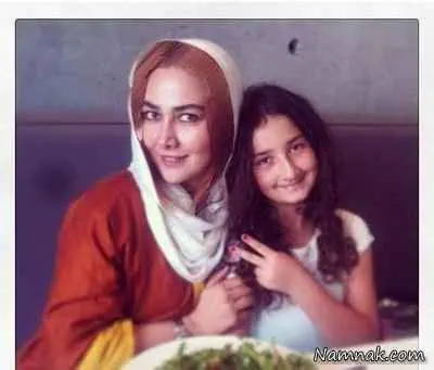 آنا نعمتی و دخترش در رستوران