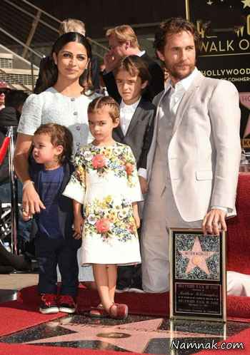 متیو مک کانهی و کامیلا آلوز همراه با دو فرزندشان