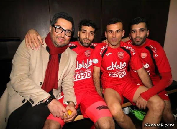 مهرداد میناوند در کنار بازیکنان پرسپولیس