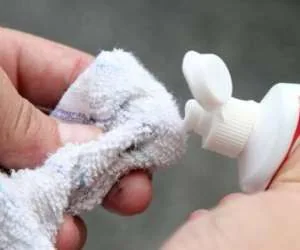 چسب قطره ای روی دست