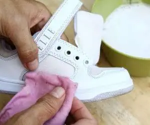  بهترین روش برای شستن کفش کتانی سفید با محلول جادویی 