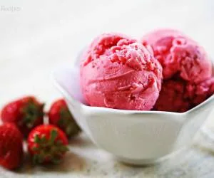 بستنی هلو و توت فرنگی