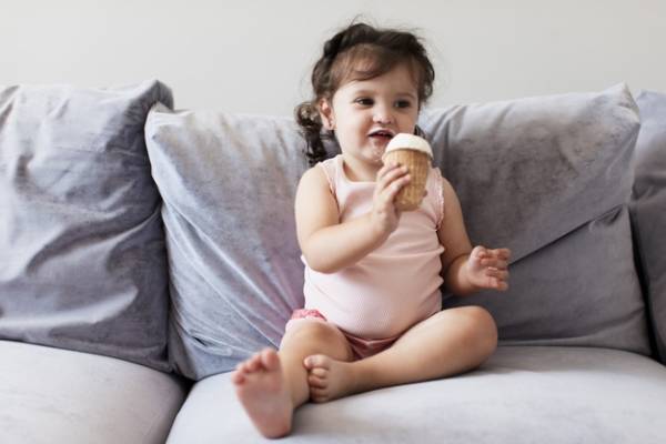 بستنی خوردن کودک