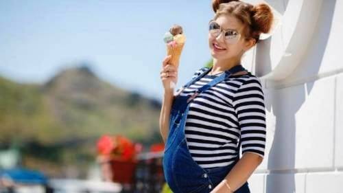فواید و مضرات خوردن بستنی در دوران بارداری
