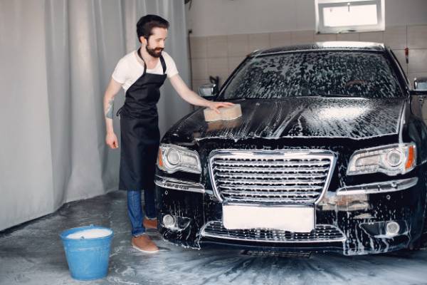 شستن اتومبیل با اسفنج اسفنج