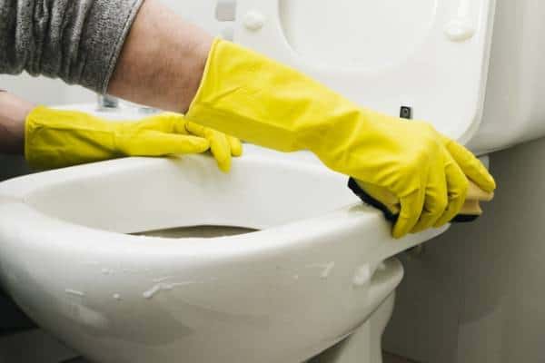 روش های از بین بردن بوی بد توالت فرنگی