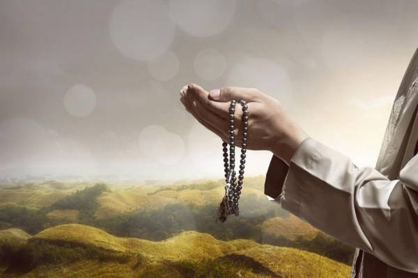 دعا و استغفار در درگاه خداوند حق والدین