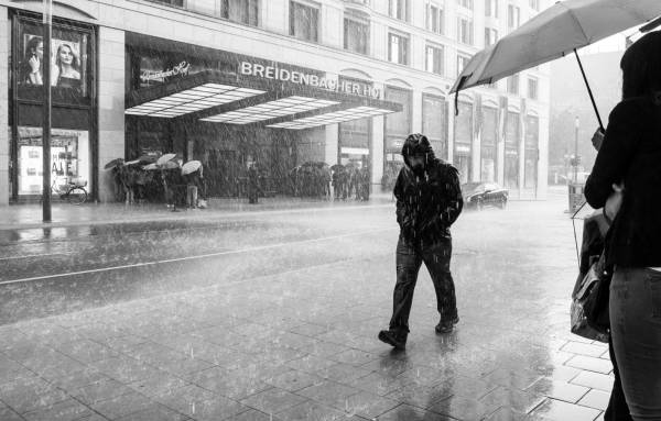 ایستادن زیر باران