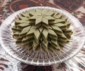 لوز پسته ای
