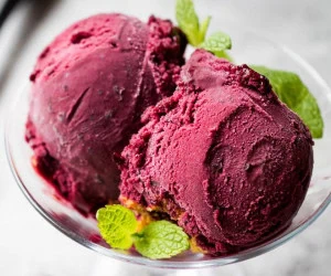بستنی آلبالویی 