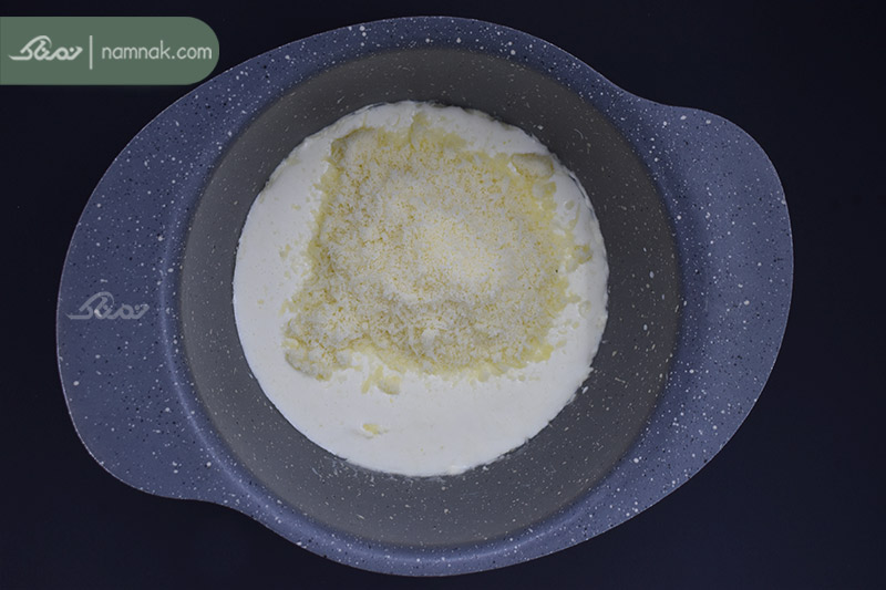 افزودن پنیر پارمزان