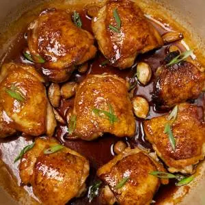 مرغ با سس سویا و بادام هندی