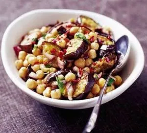 سالاد گرم بادمجان و نخود