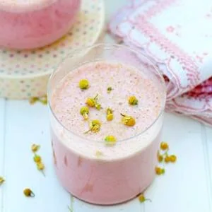 اسموتی توت‌ فرنگی و بابونه