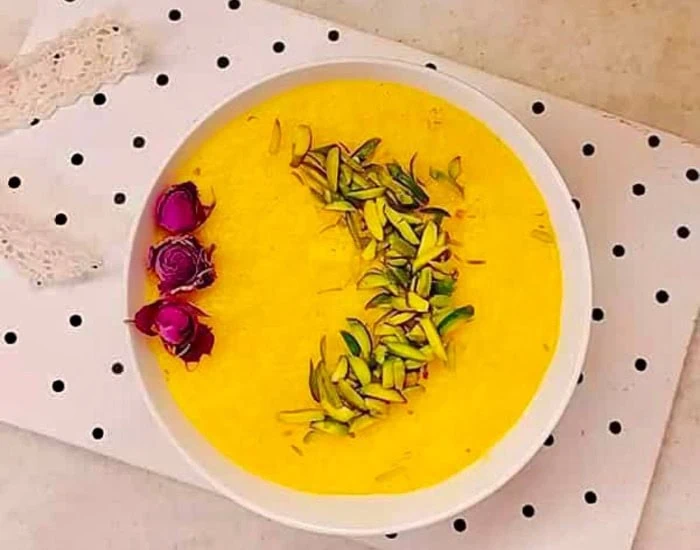 تزیین شله زرد با دارچین و گل محمدی و خلال بادام