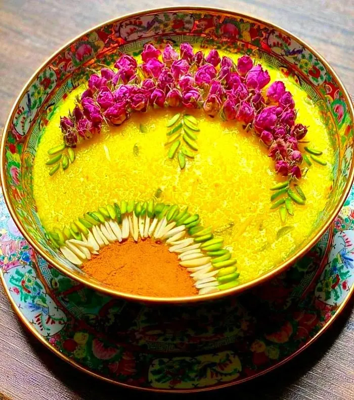 تزیین شله زرد با گل محمدی و خلال بادام