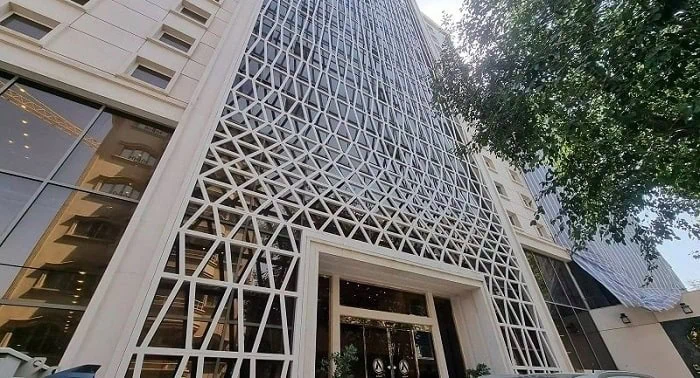 نمای ساختمان هتل آریو مشهد از نوسازترین هتل‌های مشهد