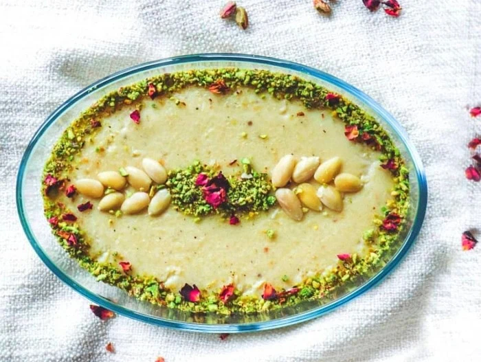 تزیین فرنی با پسته و بادام