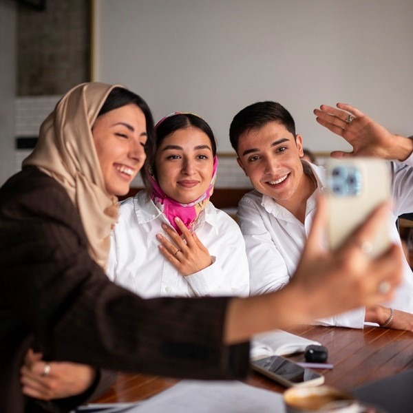 فریلنسر در ایران به دلیل ساختار اقتصادی و قوانین متفاوت با چالش‌های خاصی مواجه است.