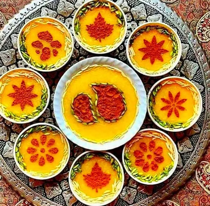 تزیین شله زرد با دارچین و خلال بادام