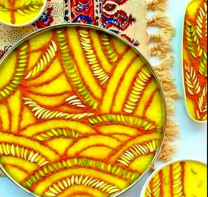 تزیین شله زرد با خلال بادام