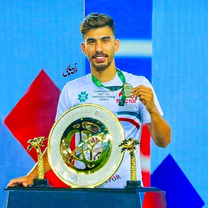 رضا شکاری در تراکتور