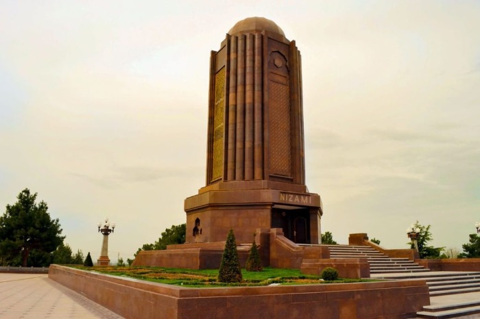 آرامگاه نظامی گنجوی