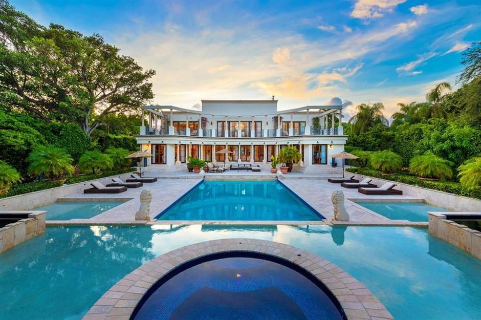 فضای بیرونی عمارت ساحلی رؤیایی ایوانکا ترامپ در جزیره میلیاردرها