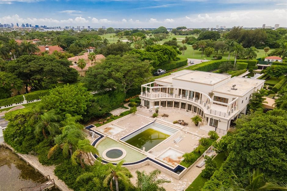 فضای بیرونی عمارت ساحلی رؤیایی ایوانکا ترامپ در جزیره میلیاردرها