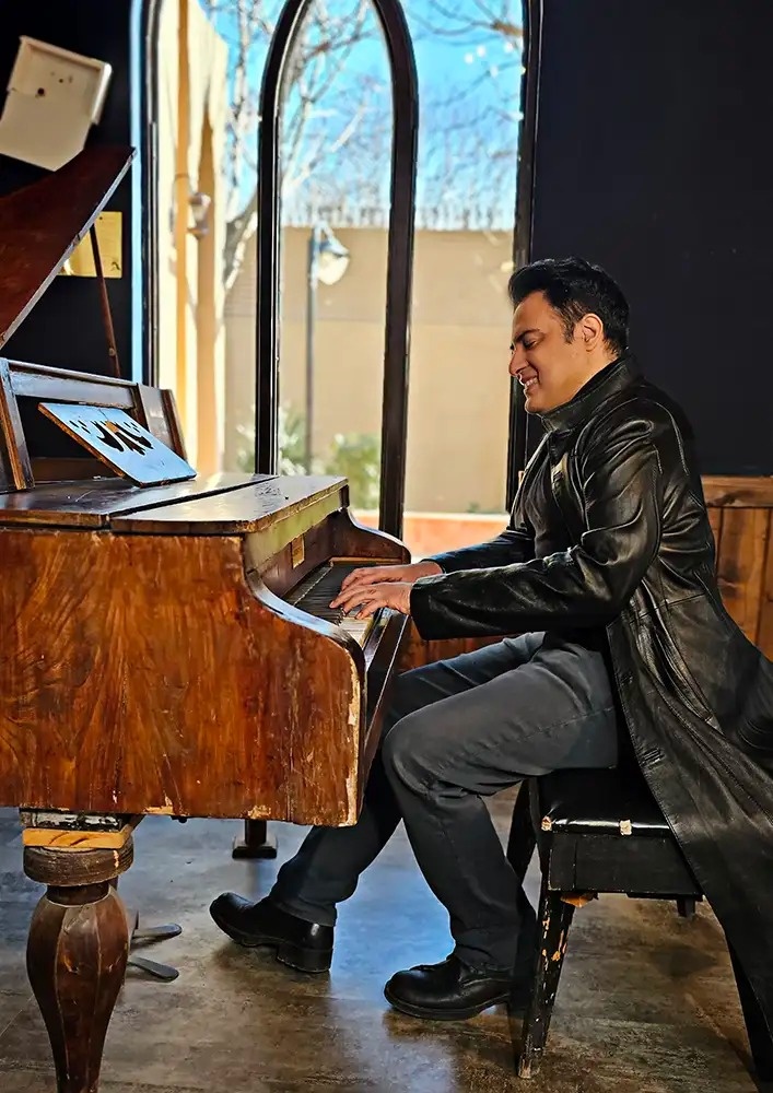 علی مرعشی درحال نواختن پیانو