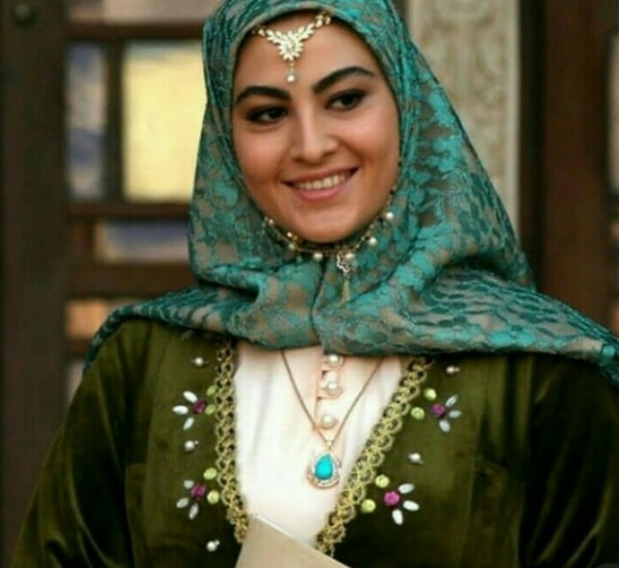 کارنامه کاری مریم مومن