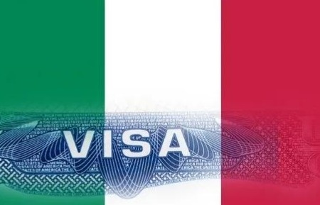 طرح ویزای ایتالیا با پس‌زمینه پرچم ایتالیا، نمادی از درخواست ویزای توریستی و شینگن