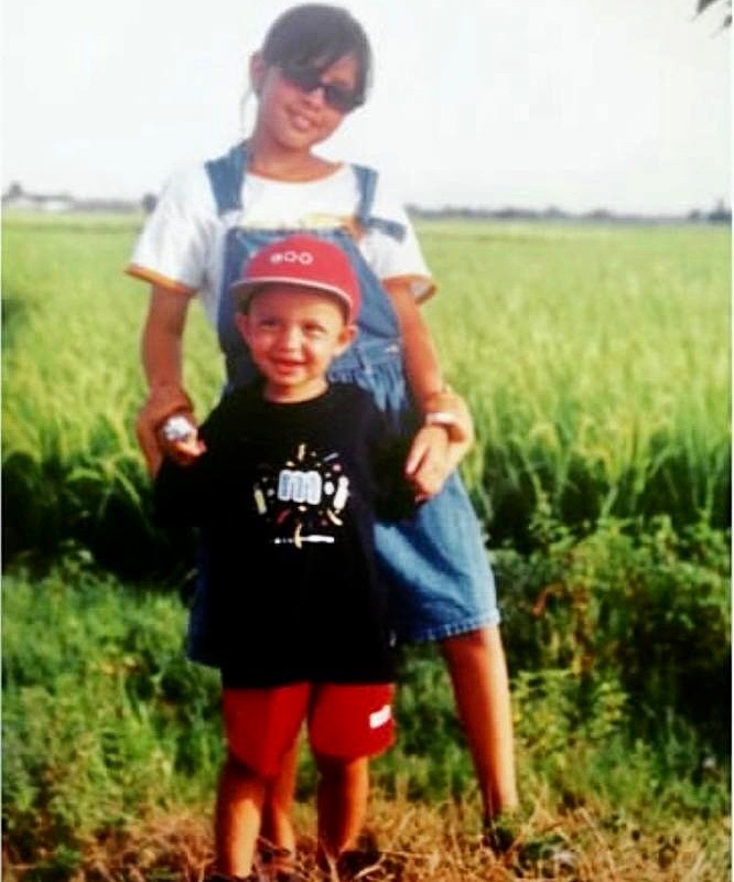 کودکی مینو آذرمگین در کنار برادرش