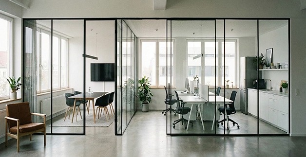 چگونه پارتیشنبندی اصولی میتواند فضای اداری کوچک را بزرگتر نشان دهد؟ نمای کلی از دفتر کوچک با چند بخش شیشهای تفکیکشده