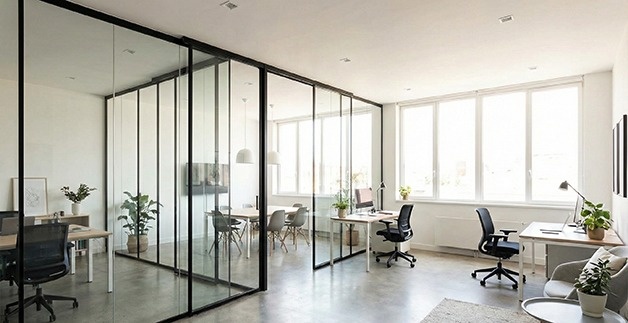 چگونه پارتیشنبندی اصولی میتواند فضای اداری کوچک را بزرگتر نشان دهد؟ نمای دفتر اداری کوچک با پارتیشن شیشهای و نور طبیعی گسترده