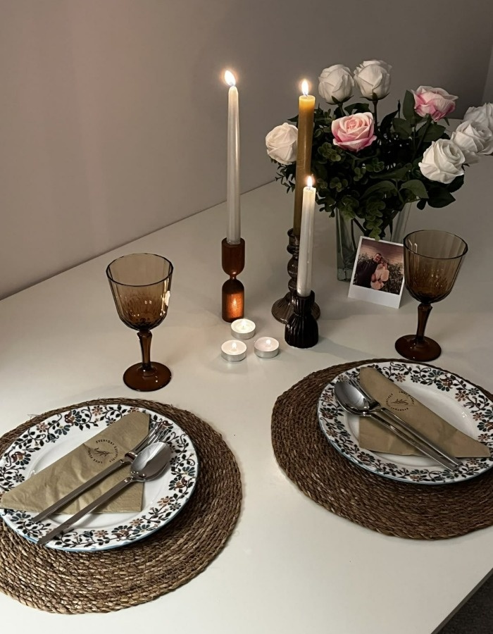 تزیین میز دونفره عاشقانه با وسایل ساده