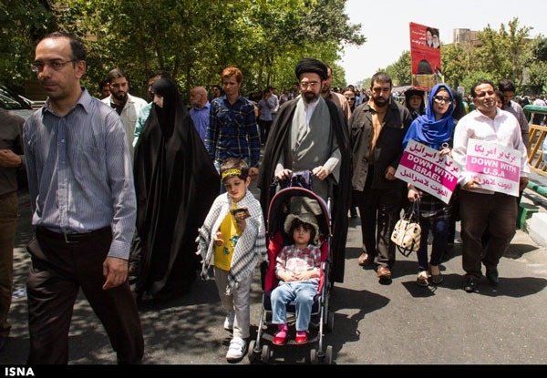 آیت الله مجتبی خامنه ای و فرزندانش در راهپیمایی